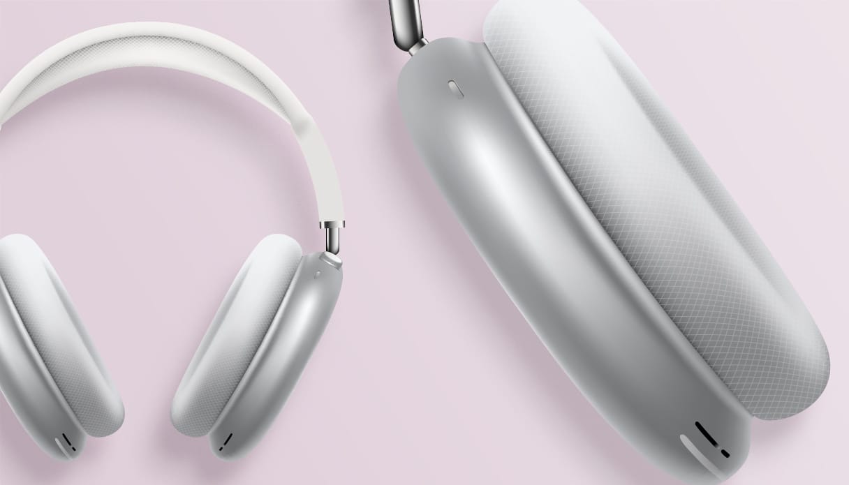 Les Apple AirPods Max sont enti&egrave;rement visibles sur l'image, avec une mise au point sur l'oreillette gauche.