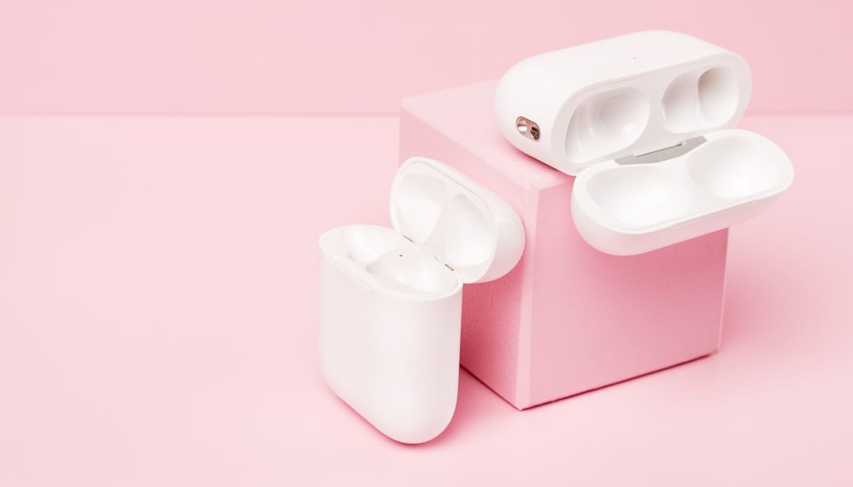 Plusieurs bo&icirc;tiers de charge vides pour Apple AirPods Pro sont ouverts.