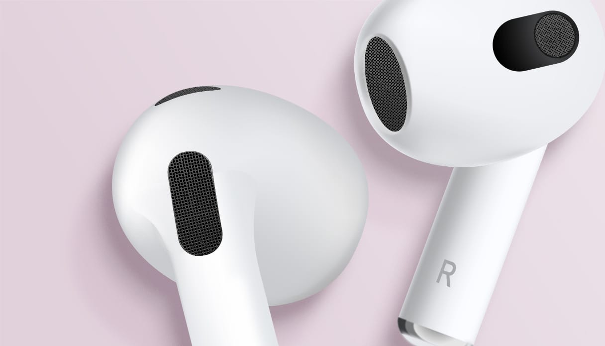 Les Apple AirPods de 4e g&eacute;n&eacute;ration sont zoom&eacute;s sur les haut-parleurs.
