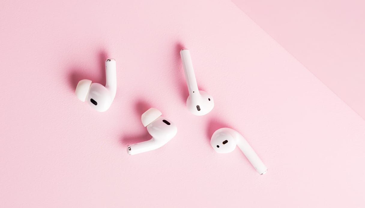 Collection m&ecirc;lant des Apple AirPods Pro et des Apple AirPods de 2e g&eacute;n&eacute;ration.