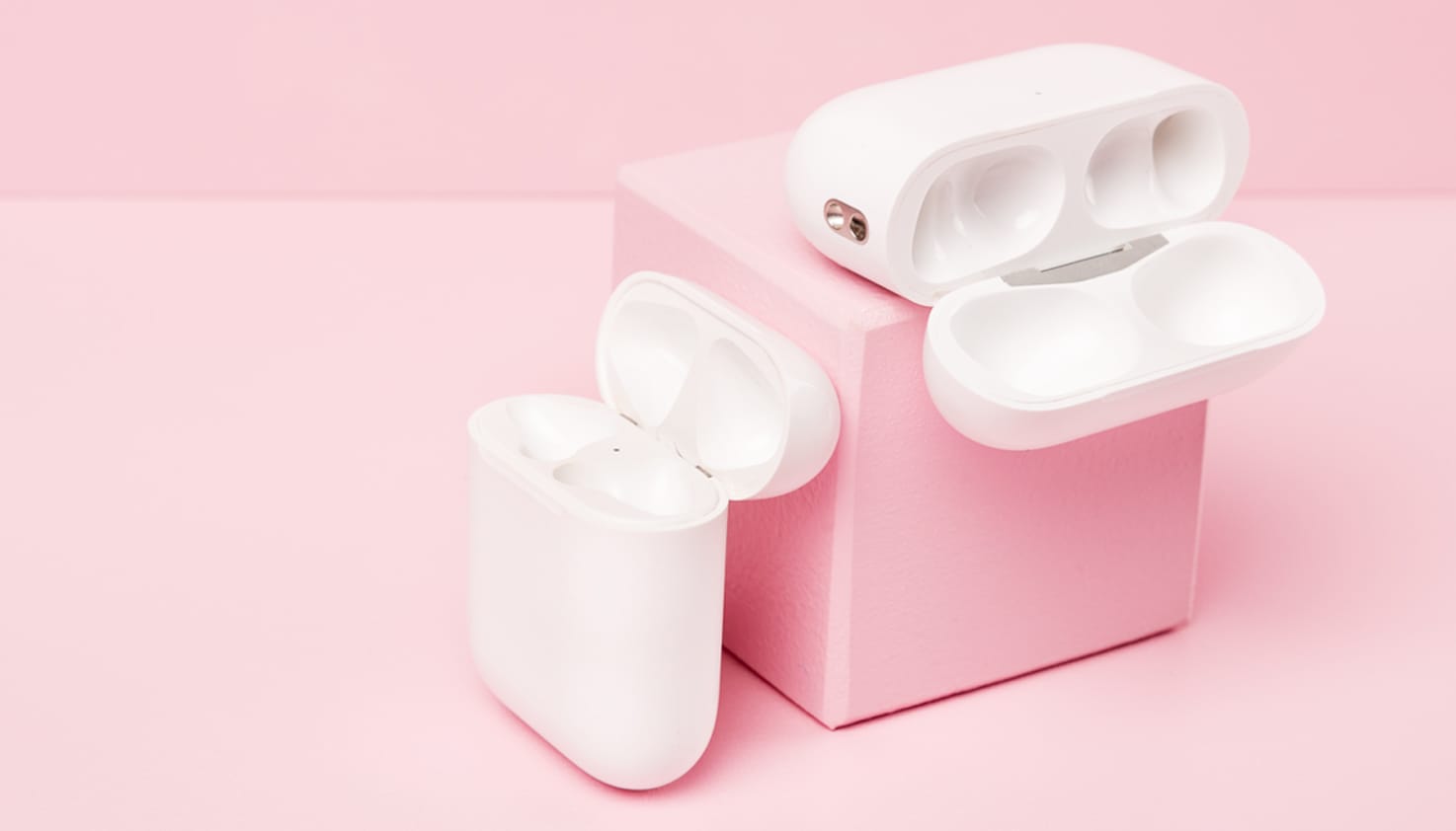 Plusieurs bo&icirc;tiers de charge vides pour Apple AirPods Pro sont ouverts.