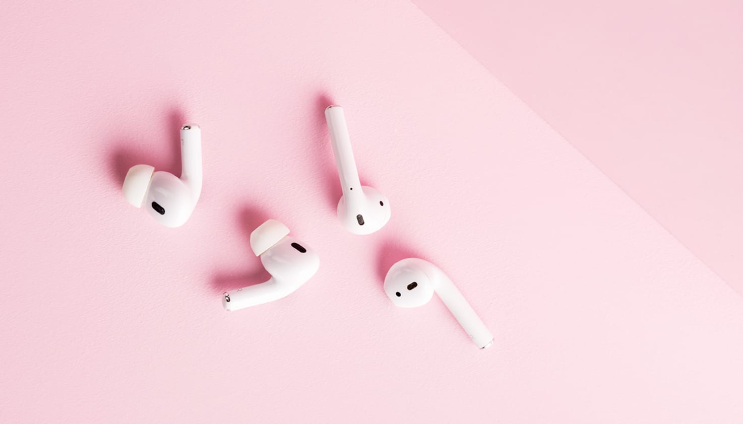 Collection m&ecirc;lant des Apple AirPods Pro et des Apple AirPods de 2e g&eacute;n&eacute;ration.